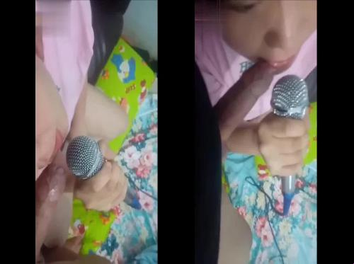 Menyanyikan karaoke bahwa saya bermain 2 mic