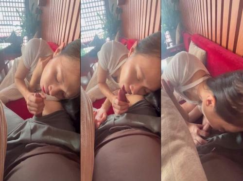 Duduk di tengah kafe, saya mengeluarkan celananya untuk menyusu seperti tidak ada orang