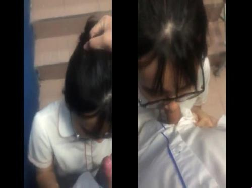 L'étudiante subrepticement pour sa meilleure amie dans les escaliers de l'école