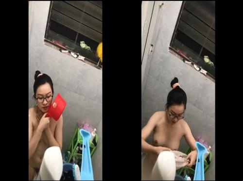 Filmando secretamente a mulher no quarto ao lado tomando banho