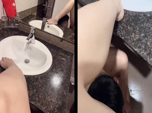 Saat masih kecil, saudara perempuan saya menyeret saya ke kamar mandi, memaksa saya membersihkan selokan, lalu mengencingi wajah saya - Viet69